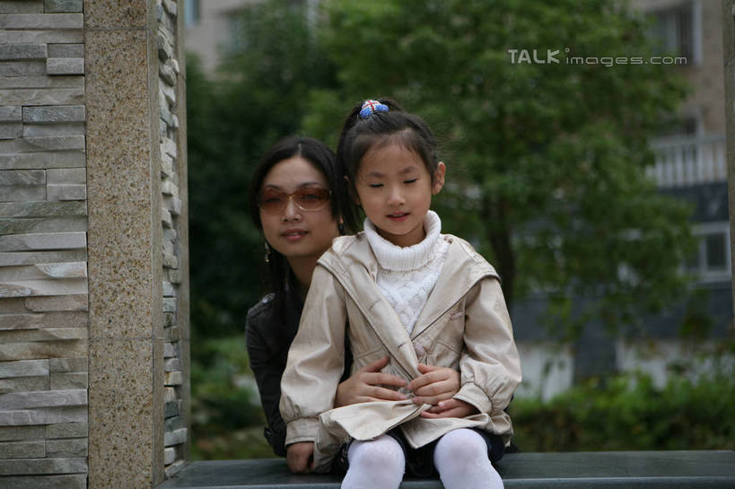 东方人,儿童,两个人,家庭,母亲,女儿,高楼大厦,坐,抱,笑,微笑,横图,室外,白天,正面,纯洁,草地,草坪,植物,门,大厦,建筑,摩天大楼,亚洲,服装,墨镜,眼镜,墙,风衣,注视,休闲装,黄种人,墙壁,墙面,草,树,树木,小孩,衣服,绿色,灰色,自然,太阳镜,太阳眼镜,门框,观察,看,休闲,温暖,温馨,母女,一家人,休闲服,遮阳镜,可爱,母爱,童年,童趣,服饰,生长,成长,抱着,观看,和睦,察看,搂着,关注,童真,烂漫,无邪,天真,年轻女性,女孩,女人,女性,亚洲人,孩子,年轻人,搂,搂抱,坐着,半身,彩图,大楼,高层建筑,高楼,摩天楼,融洽,女生,hascy1