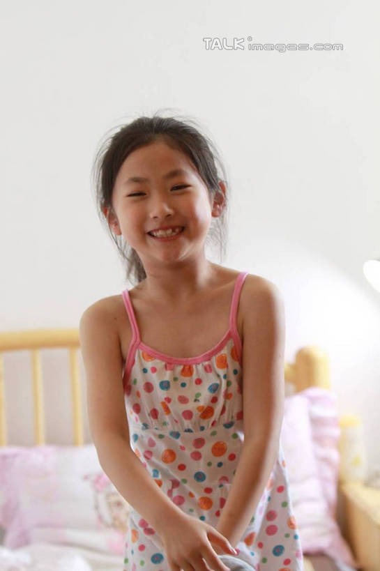 东方人,儿童,一个人,站,笑,微笑,露齿笑,竖图,室内,白天,正面,纯洁,床,靠垫,卧室,吊带,亚洲,仅一个女性,仅一个人,阴影,花纹,服装,装饰,光线,图案,影子,斑点,墙,灯光,床单,靠枕,休闲装,黄种人,被子,墙壁,墙面,小孩,衣服,阳光,垫子,枕头,站着,仅一个小孩,休闲,休闲服,可爱,童年,童趣,服饰,单人床,华丽,修饰,点缀,被单,童真,烂漫,无邪,衬托,美观,雅致,雅观,天真,女孩,女人,女性,亚洲人,孩子,站立,半身,彩图,睡房,卧房,女生,hascy1