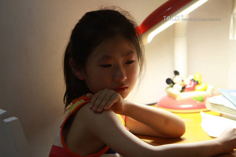 东方人,儿童,一个人,坐,横图,室内,白天,侧面,游戏,纯洁,书房,台灯,桌子,玩具,照明,亚洲,仅一个女性,仅一个人,握,写字,学习,笔,材料,档案,文件,墙,灯光,办公用品,拿,玩,拿着,扭头,注视,黄种人,娱乐,书桌,墙壁,墙面,灯,文具,小孩,课桌,学习用品,资料,灯具,观察,看,转头,仅一个小孩,休闲,可爱,童年,童趣,益智,握着,观看,活动,文具用品,照亮,察看,照明设备,发泄,关注,消遣,智力,文档,童真,烂漫,无邪,宣泄,天真,女孩,女人,女性,亚洲人,孩子,玩耍,嬉戏,坐着,半身,彩图,女生,hascy1