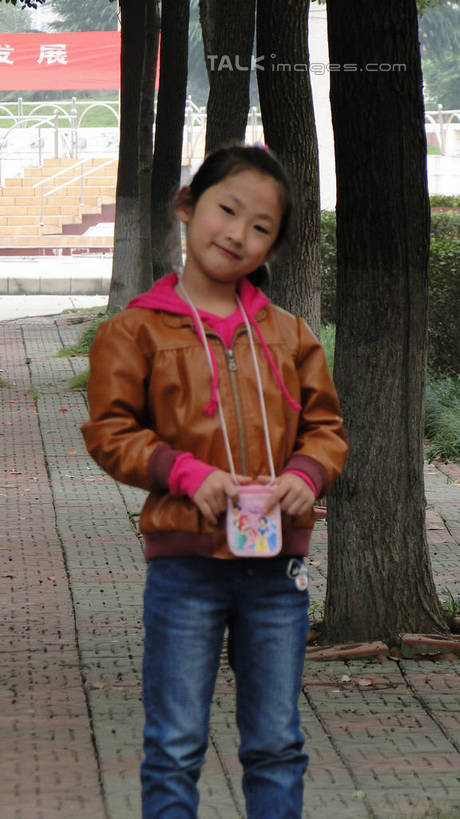 东方人,儿童,一个人,栏杆,站,笑,微笑,露齿笑,竖图,室外,白天,正面,纯洁,草地,草坪,植物,楼梯,道路,路,公路,亚洲,仅一个女性,仅一个人,握,阴影,服装,裤子,光线,包,标志,文字,影子,字符,阶梯,围栏,横幅,交通,倾斜,拿,拿着,牛仔裤,休闲装,黄种人,标识,护栏,台阶,草,树,树木,小孩,衣服,红色,绿色,阳光,自然,站着,仅一个小孩,休闲,休闲服,汉字,可爱,童年,童趣,握着,服饰,生长,成长,夹克衫,中文,童真,烂漫,无邪,国文,华文,天真,女孩,女人,女性,亚洲人,孩子,马路,站立,半身,彩图,女生,hascy1