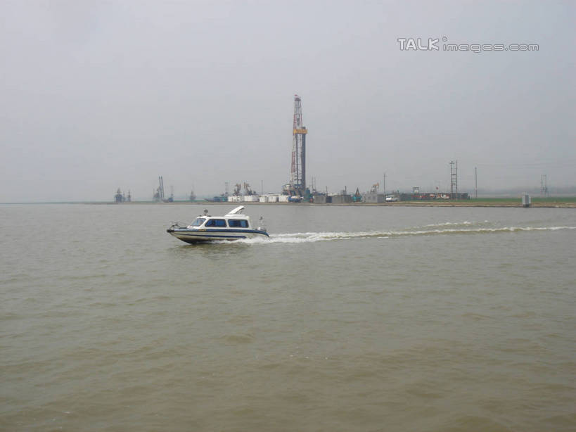 无人,横图,室外,白天,正面,旅游,度假,技术,河流,美景,水,建筑,船,中国,亚洲,阴影,波纹,飞溅,环保,溅,光线,液体,影子,河水,景观,水滴,水流,水面,游艇,娱乐,设备,江苏,吊车,水珠,施工,水纹,天空,阳光,自然,船尾波,交通工具,波浪,天,享受,休闲,和谐,机械,起重机,景色,放松,能源,晴朗,生态,回收,资源,工程,喷洒,自然风光,载具,开采,钻井,油田,利用,低碳,东亚,循环,江苏省,扬州,万里无云,中华人民共和国,华东地区,苏,江苏油田,扬州市,持续,工作车,施工车,汽车吊,晴空,晴空万里,彩图,hascy1