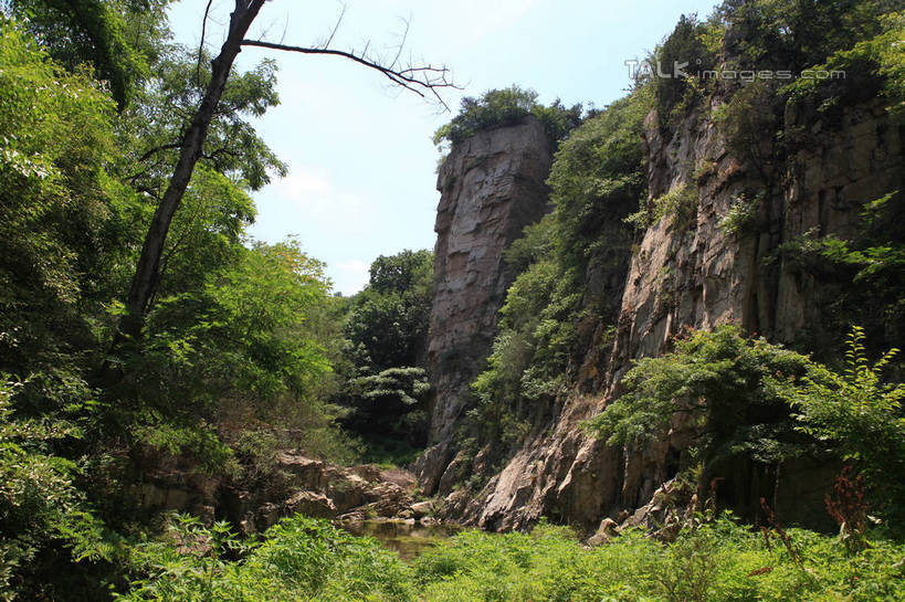 无人,横图,室外,白天,正面,旅游,度假,石头,美景,山,树林,植物,中国,亚洲,阴影,光线,石子,影子,景观,山峰,山峦,娱乐,山东,树,树木,绿色,天空,阳光,自然,天,享受,休闲,石壁,景色,放松,峭壁,生长,成长,自然风光,东亚,山东省,日照,中华人民共和国,华东地区,鲁,绝壁,日照市,五莲山,五莲山风景名胜区,五莲县,石块,彩图,rzwdb1