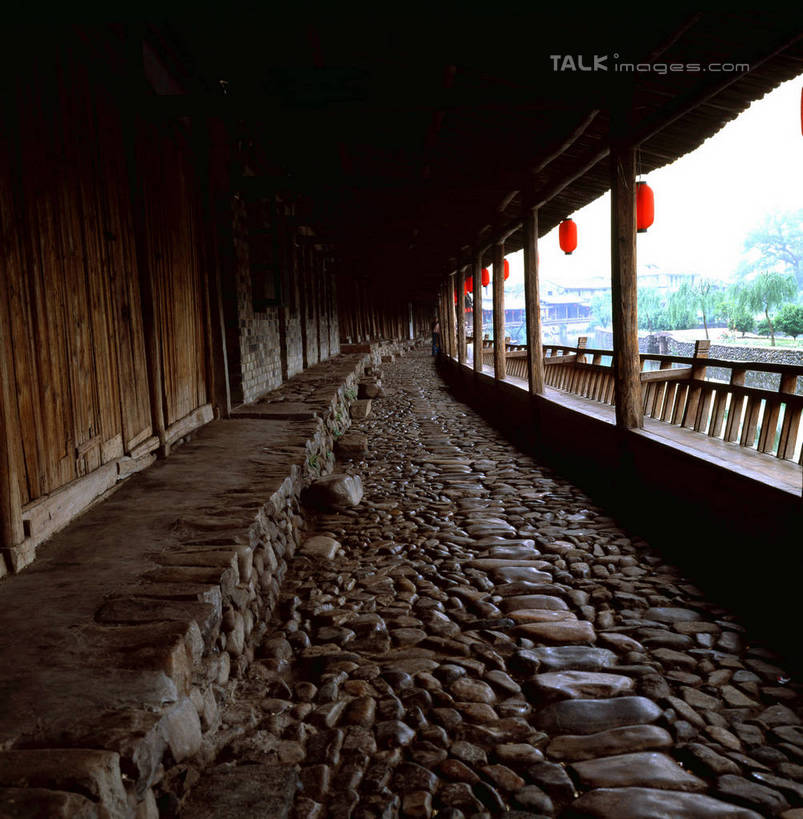 无人,栏杆,竖图,室外,白天,正面,旅游,度假,美景,道路,路,照明,一排,吊挂,悬挂,阴影,整齐,并列,并排,光线,灯笼,影子,纸灯笼,景观,围栏,小路,交通,挂,娱乐,护栏,排列,蓝色,蓝天,天空,阳光,自然,灯具,天,享受,休闲,景色,放松,晴朗,照亮,照明设备,队列,自然风光,平行,万里无云,晴空,晴空万里,彩图,shgzq1