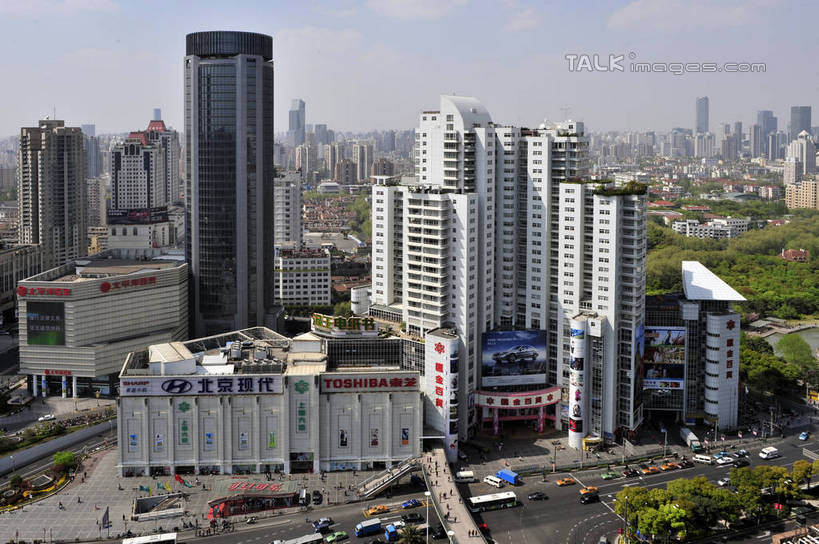无人,横图,俯视,室外,白天,度假,美景,植物,城市风光,城市,道路,路,公路,汽车,旗帜,武汉,中国,亚洲,许多,阴影,光线,影子,景观,分界线,停车线,交通,很多,拥堵,拥挤,娱乐,旗子,车,树,树木,绿色,阳光,自然,交通工具,轿车,享受,休闲,景色,放松,生长,成长,车行道,车行道分界线,堵车,塞车,载具,标线,东亚,车行线,湖北,湖北省,武汉市,中华人民共和国,省会,旌旗,旗号,华中地区,鄂,马路,彩图,高角度拍摄,shlyb1
