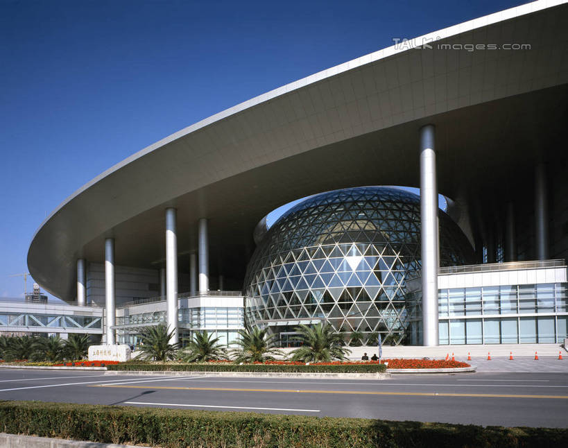 无人,横图,室外,白天,正面,度假,美景,植物,城市风光,标志建筑,城市,道路,地标,建筑,路,公路,上海,中国,亚洲,阴影,光线,图形,影子,景观,建筑群,分界线,停车线,交通,几何,娱乐,建设,浦东,树,树木,蓝色,绿色,蓝天,天空,阳光,自然,天,享受,休闲,球体,景色,放松,生长,晴朗,成长,车行道,车行道分界线,申,数学,标线,国际会展中心,浦东新区,东亚,车行线,上海市,万里无云,中华人民共和国,沪,华东地区,晴空,晴空万里,马路,彩图,几何图形,立体几何,立体图形,上海国际会展中心,shrj1