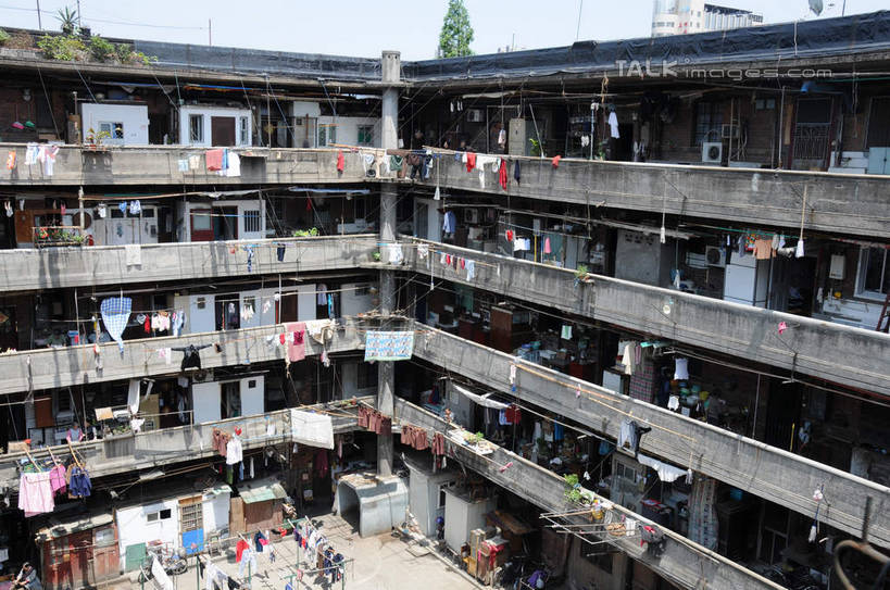 无人,家,栏杆,露台,横图,俯视,室外,白天,旅游,度假,美景,阳台,城市风光,城市,建筑,上海,中国,亚洲,吊挂,悬挂,阴影,服装,光线,影子,房屋,屋子,景观,公寓,围栏,挂,娱乐,建设,洋房,护栏,楼房,住宅,衣服,天空,阳光,晾衣绳,绳子,天,享受,休闲,景色,放松,服饰,申,衣着,穿着,杨浦区,东亚,上海市,隆昌公寓,隆昌路,中华人民共和国,沪,华东地区,衣饰,彩图,高角度拍摄,房子,露天阳台,shsgf1