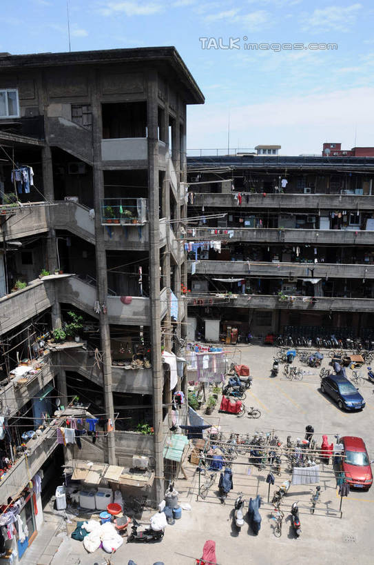 无人,家,栏杆,露台,竖图,俯视,室外,白天,旅游,度假,美景,阳台,城市风光,城市,建筑,上海,中国,亚洲,吊挂,悬挂,阴影,服装,光线,影子,房屋,屋子,景观,云,云朵,公寓,围栏,挂,云彩,娱乐,建设,洋房,护栏,楼房,住宅,衣服,蓝色,白云,蓝天,天空,阳光,晾衣绳,绳子,天,享受,休闲,景色,放松,服饰,晴朗,申,衣着,穿着,杨浦区,东亚,上海市,隆昌公寓,隆昌路,中华人民共和国,沪,华东地区,衣饰,晴空,彩图,高角度拍摄,房子,露天阳台,shsgf1