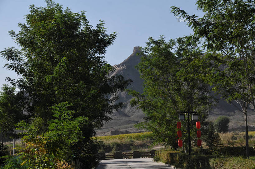 无人,横图,室外,白天,仰视,旅游,度假,草地,草坪,石头,名胜古迹,山,山脉,植物,楼梯,标志建筑,地标,建筑,照明,中国,亚洲,吊挂,悬挂,阴影,遗迹,光线,灯笼,石子,影子,纸灯笼,阶梯,墙,山峰,山峦,挂,古迹,文物,娱乐,建设,古建筑,墙壁,墙面,台阶,草,树,树木,红色,蓝色,绿色,蓝天,天空,阳光,灯具,群山,天,享受,休闲,旅游胜地,放松,生长,晴朗,成长,照亮,照明设备,古文明,东亚,甘肃,甘肃省,嘉峪关,万里无云,中华人民共和国,西北地区,甘,嘉峪关市,悬臂长城,石块,岩石,晴空,晴空万里,彩图,低角度拍摄,shsgf1