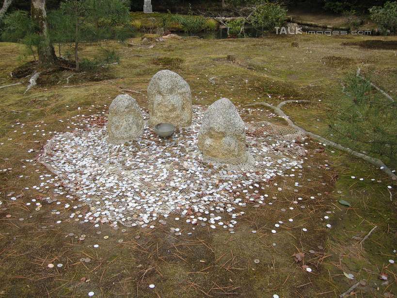 无人,横图,俯视,室外,白天,钱,草地,草坪,石头,美景,树林,植物,日本,亚洲,一堆,许多,堆叠,堆积,节日,钱币,石子,景观,很多,文化,草,树,树木,绿色,自然,容器,碗,祈祷,健康,景色,许愿,金融,宗教,信仰,生长,经济,成长,纪念,储藏,堆,祈求,储存,自然风光,流通,贸易,东亚,日本国,平安,货币,现金,硬币,石块,彩图,高角度拍摄,贮存,shslj1