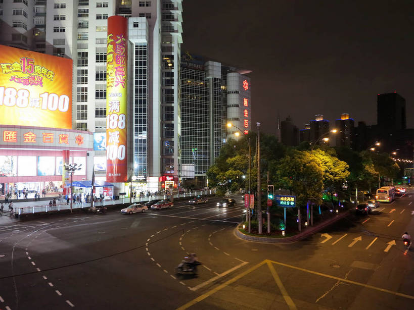 无人,家,高楼大厦,商店,横图,俯视,航拍,彩色,室外,夜晚,购物,度假,安全,消费,美景,植物,城市风光,标志建筑,超市,城市,大厦,道路,地标,建筑,路,路灯,摩天大楼,霓虹灯,人行横道,商场,夜景,公路,汽车,上海,中国,亚洲,阴影,光线,影子,房屋,屋子,景观,公寓,红绿灯,建筑群,人行道,灯光,分界线,七彩,停车线,信号灯,交通,娱乐,光源,建设,洋房,楼房,霓虹,住宅,车,灯,树,树木,绿色,自然,交通工具,轿车,驾驶,行驶,享受,休闲,景色,放松,警示,金融,百货,生长,成长,车行道,车行道分界线,操纵,申,控制,照明设备,鸟瞰,提示,载具,标线,人行横道线,驾车,流通,选购,贸易,百货公司,东亚,操控,车行线,汇金百货,徐汇区,上海市,交通信号灯,行人信号灯,中华人民共和国,沪,华东地区,氖灯,血拼,把持,斑马线,马路,彩图,高角度拍摄,房子,大楼,高层建筑,高楼,购物商场,购物中心,摩天楼,商业中心,肇嘉浜路,shslj1