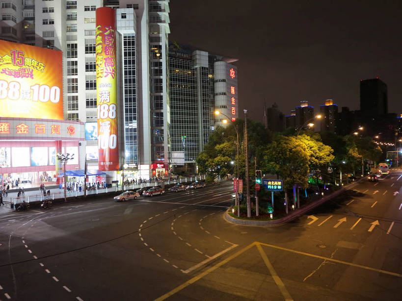 无人,家,高楼大厦,商店,横图,俯视,航拍,彩色,室外,夜晚,购物,度假,安全,消费,美景,植物,城市风光,标志建筑,超市,城市,大厦,道路,地标,建筑,路,路灯,摩天大楼,霓虹灯,人行横道,商场,夜景,公路,汽车,上海,中国,亚洲,阴影,光线,影子,房屋,屋子,景观,公寓,红绿灯,建筑群,人行道,灯光,分界线,七彩,停车线,信号灯,交通,娱乐,光源,建设,洋房,楼房,霓虹,住宅,车,灯,树,树木,绿色,自然,交通工具,轿车,驾驶,行驶,享受,休闲,景色,放松,警示,金融,百货,生长,成长,车行道,车行道分界线,操纵,申,控制,照明设备,鸟瞰,提示,载具,标线,人行横道线,驾车,流通,选购,贸易,百货公司,东亚,操控,车行线,汇金百货,徐汇区,上海市,交通信号灯,行人信号灯,中华人民共和国,沪,华东地区,氖灯,血拼,把持,斑马线,马路,彩图,高角度拍摄,房子,大楼,高层建筑,高楼,购物商场,购物中心,摩天楼,商业中心,肇嘉浜路,shslj1