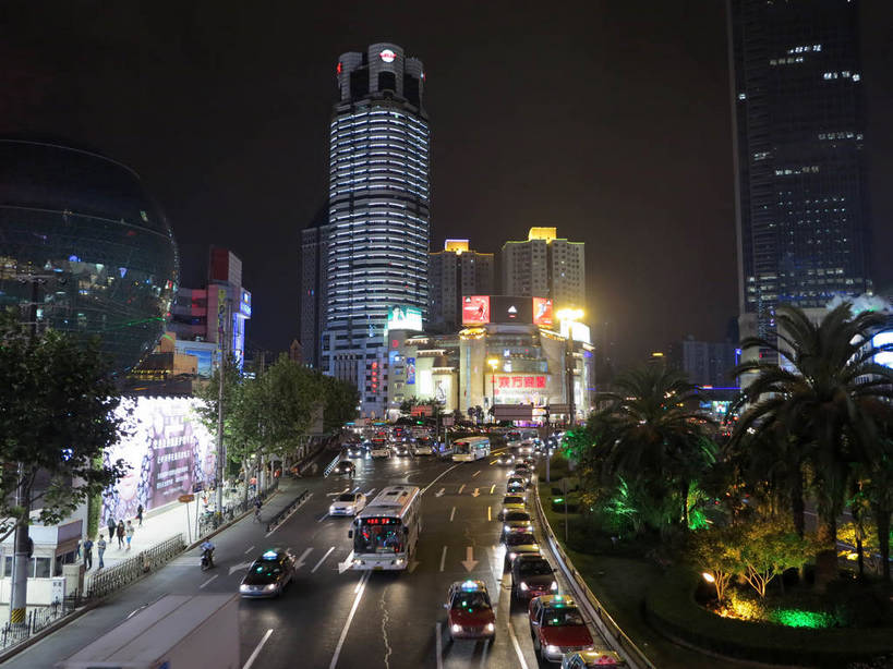 无人,家,高楼大厦,商店,横图,俯视,航拍,彩色,室外,夜晚,购物,度假,消费,美景,植物,城市风光,标志建筑,超市,城市,大厦,道路,地标,建筑,路,路灯,摩天大楼,霓虹灯,人行横道,商场,夜景,公路,汽车,上海,中国,亚洲,阴影,光线,影子,房屋,屋子,景观,公寓,建筑群,人行道,灯光,分界线,七彩,停车线,交通,娱乐,光源,建设,洋房,楼房,霓虹,住宅,车,灯,树,树木,绿色,自然,交通工具,轿车,驾驶,行驶,享受,休闲,景色,放松,金融,百货,港汇广场,徐家汇,生长,成长,车行道,车行道分界线,操纵,申,控制,照明设备,鸟瞰,载具,标线,人行横道线,驾车,选购,贸易,百货公司,东亚,操控,车行线,徐汇区,东方商厦,上海市,美罗城,中华人民共和国,沪,华东地区,虹桥路,氖灯,血拼,把持,斑马线,马路,彩图,高角度拍摄,房子,大楼,高层建筑,高楼,购物商场,购物中心,摩天楼,商业中心,漕溪北路,港汇恒隆广场,肇嘉浜路,上实大厦,shslj1