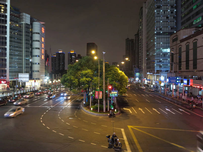 无人,家,高楼大厦,商店,横图,俯视,航拍,彩色,室外,夜晚,购物,度假,安全,消费,美景,植物,城市风光,标志建筑,超市,城市,大厦,道路,地标,建筑,路,路灯,摩天大楼,霓虹灯,人行横道,商场,夜景,公路,汽车,上海,中国,亚洲,阴影,光线,影子,房屋,屋子,景观,公寓,红绿灯,建筑群,人行道,灯光,分界线,七彩,停车线,信号灯,交通,娱乐,光源,建设,洋房,楼房,霓虹,住宅,车,灯,树,树木,绿色,自然,交通工具,轿车,驾驶,行驶,享受,休闲,景色,放松,警示,金融,百货,生长,成长,车行道,车行道分界线,操纵,申,控制,照明设备,鸟瞰,提示,载具,标线,人行横道线,驾车,流通,选购,贸易,百货公司,东亚,操控,车行线,汇金百货,徐汇区,上海市,交通信号灯,行人信号灯,中华人民共和国,沪,华东地区,氖灯,血拼,把持,斑马线,马路,彩图,高角度拍摄,房子,大楼,高层建筑,高楼,购物商场,购物中心,摩天楼,商业中心,肇嘉浜路,shslj1