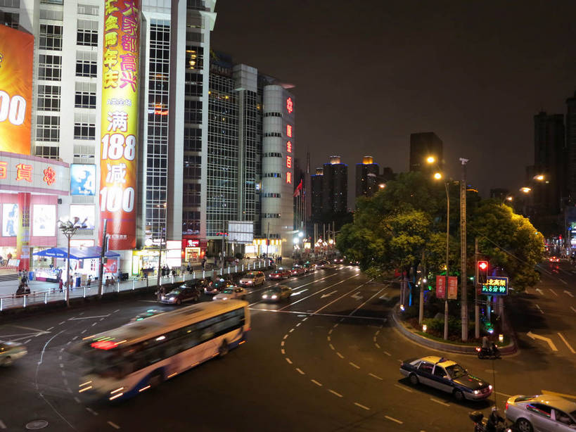 无人,家,高楼大厦,商店,横图,俯视,航拍,彩色,室外,夜晚,购物,度假,安全,消费,美景,植物,城市风光,标志建筑,超市,城市,大厦,道路,地标,建筑,路,路灯,摩天大楼,霓虹灯,人行横道,商场,夜景,公路,汽车,上海,中国,亚洲,阴影,光线,影子,房屋,屋子,景观,公寓,红绿灯,建筑群,人行道,灯光,分界线,七彩,停车线,信号灯,交通,娱乐,光源,建设,洋房,楼房,霓虹,住宅,车,灯,树,树木,绿色,自然,交通工具,轿车,驾驶,行驶,享受,休闲,景色,放松,警示,金融,百货,生长,成长,车行道,车行道分界线,操纵,申,控制,照明设备,鸟瞰,提示,载具,标线,人行横道线,驾车,流通,选购,贸易,百货公司,东亚,操控,车行线,汇金百货,徐汇区,上海市,交通信号灯,行人信号灯,中华人民共和国,沪,华东地区,氖灯,血拼,把持,斑马线,马路,彩图,高角度拍摄,房子,大楼,高层建筑,高楼,购物商场,购物中心,摩天楼,商业中心,肇嘉浜路,shslj1