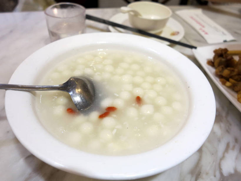 点心,无人,横图,俯视,室内,特写,白天,水,植物,餐桌,筷子,桌子,杯子,餐具,一把,一双,碟子,盘,液体,勺子,陶瓷,大理石,肉,料理,食品,果实,草药,药草,陶瓷制品,酒类,米酒,文化,饮用水,传统,薯条,美食,肉类,中药,玻璃制品,酒,食物,饮料,盘子,容器,水杯,调羹,碟,汤匙,碗,矿泉水,中式,餐台,储藏,礼节,枸杞子,枸杞,储存,药材,中草药,礼仪,肉食,蒸馏水,垃圾食品,中药材,本草,大理石制品,苟起子,枸杞豆,枸杞果,血杞子,江米酒,醪糟,糯米酒,玻璃杯,进餐用具,彩图,高角度拍摄,贮存,shslj1,酒酿,酒酿小圆子,酒酿圆子