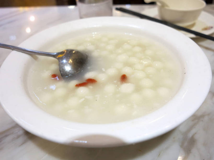 点心,无人,横图,俯视,室内,特写,白天,水,植物,餐桌,筷子,桌子,杯子,餐具,一把,一双,碟子,盘,液体,勺子,陶瓷,大理石,料理,食品,果实,草药,药草,陶瓷制品,酒类,米酒,文化,饮用水,传统,美食,中药,玻璃制品,酒,食物,饮料,盘子,容器,水杯,调羹,碟,汤匙,碗,矿泉水,中式,餐台,储藏,礼节,枸杞子,枸杞,储存,药材,中草药,礼仪,蒸馏水,中药材,本草,大理石制品,苟起子,枸杞豆,枸杞果,血杞子,江米酒,醪糟,糯米酒,玻璃杯,进餐用具,彩图,高角度拍摄,贮存,shslj1,酒酿,酒酿小圆子,酒酿圆子