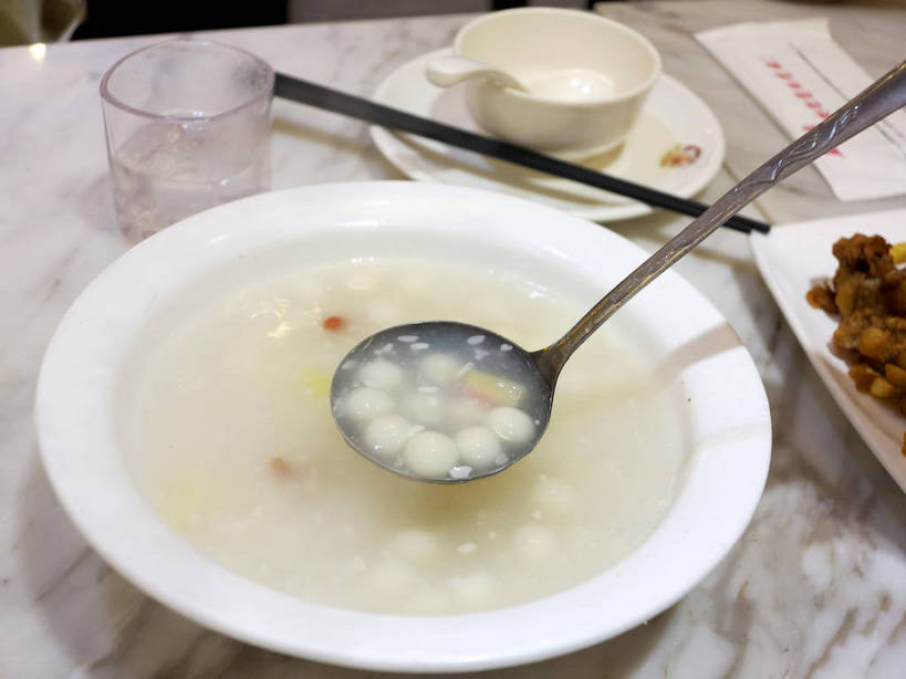 点心,无人,横图,俯视,室内,特写,白天,水,植物,餐桌,筷子,桌子,杯子,餐具,一把,一双,碟子,盘,液体,勺子,陶瓷,大理石,肉,料理,食品,果实,草药,药草,陶瓷制品,酒类,米酒,文化,饮用水,传统,薯条,美食,肉类,中药,玻璃制品,酒,食物,饮料,盘子,容器,水杯,调羹,碟,汤匙,碗,矿泉水,中式,餐台,储藏,礼节,枸杞子,枸杞,储存,药材,中草药,礼仪,肉食,蒸馏水,垃圾食品,中药材,本草,大理石制品,苟起子,枸杞豆,枸杞果,血杞子,江米酒,醪糟,糯米酒,玻璃杯,进餐用具,彩图,高角度拍摄,贮存,shslj1,酒酿,酒酿小圆子,酒酿圆子