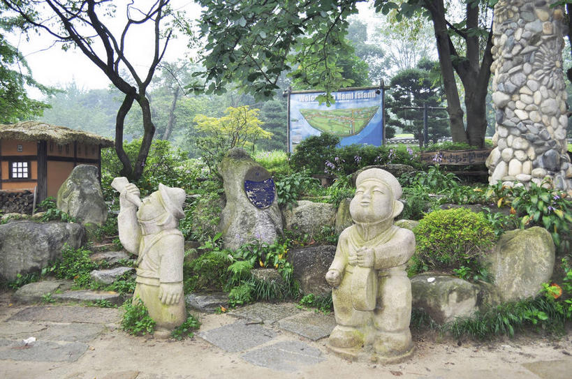 无人,横图,室外,白天,正面,旅游,度假,岛屿,石头,美景,植物,雕塑,春川,南怡岛,韩国,亚洲,艺术,装饰,雕刻,雕像,石子,岛,景观,娱乐,石雕,树,树木,绿色,自然,工艺品,享受,休闲,景色,放松,生长,成长,纪念,美术,自然风光,主题,陈列,东亚,功能,美学,大韩民国,江原道,春川市,列岛,群岛,石块,岩石,诸岛,彩图,道,shslj1