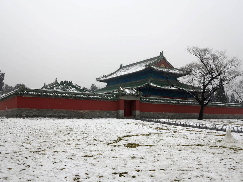 无人,天坛,宫殿,栏杆,横图,室外,白天,正面,旅游,度假,名胜古迹,雪,植物,雾,大雪,标志建筑,道路,地标,建筑,路,北京,中国,亚洲,节日,朦胧,模糊,遗迹,瓦片,墙,屋檐,积雪,乌云,雪景,云,阴天,云朵,冬季,冬天,围栏,小路,交通,首都,云彩,古迹,文化,文物,娱乐,建设,古建筑,护栏,檐,墙壁,墙面,树,树木,红色,绿色,天空,自然,天,祈祷,祈福,享受,休闲,健康,旅游胜地,放松,寒冷,许愿,宗教,信仰,生长,成长,纪念,祈求,迷雾,宫廷,昏暗,阴沉,祭天,古文明,东亚,中华人民共和国,东城区,北京市,京,北平,华北地区,天坛公园,严寒,王宫,北京天坛,平安,大雾,彩图,皇宫,永定门内大街,飞檐,东城,shslj1