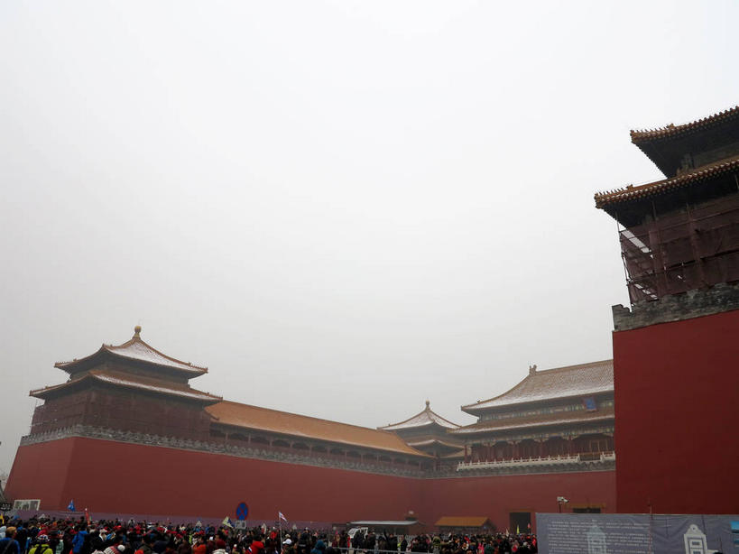 东方人,博物馆,故宫,宫殿,走,横图,室外,白天,仰视,旅游,度假,名胜古迹,雪,雾,大雪,标志建筑,地标,建筑,北京,中国,亚洲,行人,游客,游人,服装,朦胧,模糊,研究,遗迹,墙,屋顶,积雪,乌云,雪景,云,阴天,云朵,冬季,冬天,首都,许多人,教育,云彩,顶棚,注视,休闲装,黄种人,古迹,文物,娱乐,建设,古建筑,路人,旅客,墙壁,墙面,衣服,红色,天空,紫禁城,天,观察,看,一群人,享受,休闲,休闲服,旅游胜地,放松,寒冷,服饰,观看,展览,迷雾,察看,宫廷,昏暗,阴沉,关注,欣赏,陈列,古文明,东亚,中华人民共和国,东城区,北京市,京,北平,华北地区,严寒,王宫,典藏,过客,男人,男性,年轻男性,年轻女性,女人,女性,亚洲人,大雾,步行,散步,走路,半身,彩图,低角度拍摄,故宫博物院,皇宫,北京紫禁城,北京故宫,东城,shslj1