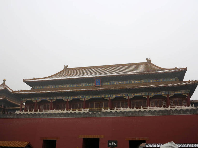 无人,博物馆,故宫,宫殿,栏杆,横图,室外,白天,仰视,旅游,度假,名胜古迹,雪,大雪,门,标志建筑,地标,建筑,雕塑,北京,中国,亚洲,一块,一排,许多,吊挂,悬挂,研究,遗迹,艺术,整齐,装饰,标志,雕刻,牌匾,瓦片,文字,柱子,字符,墙,屋檐,正门,积雪,乌云,雪景,云,阴天,云朵,冬季,冬天,围栏,首都,很多,教育,挂,云彩,古迹,文化,文物,娱乐,标识,建设,古建筑,午门,护栏,檐,墙壁,墙面,排列,天空,工艺品,门框,紫禁城,天,享受,休闲,汉字,旅游胜地,放松,寒冷,纪念,展览,美术,宫廷,昏暗,阴沉,队列,欣赏,中文,主题,陈列,古文明,东亚,中华人民共和国,东城区,北京市,京,北平,华北地区,功能,美学,严寒,国文,华文,王宫,典藏,彩图,低角度拍摄,故宫博物院,皇宫,北京紫禁城,北京故宫,飞檐,东城,shslj1