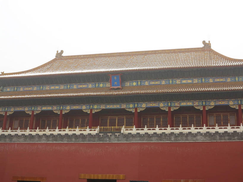 无人,博物馆,故宫,宫殿,栏杆,横图,室外,白天,仰视,旅游,度假,名胜古迹,雪,大雪,标志建筑,地标,建筑,雕塑,北京,中国,亚洲,一块,一排,许多,吊挂,悬挂,研究,遗迹,艺术,整齐,装饰,标志,雕刻,牌匾,瓦片,文字,柱子,字符,墙,屋檐,正门,积雪,乌云,雪景,云,阴天,云朵,冬季,冬天,围栏,首都,很多,教育,挂,云彩,古迹,文化,文物,娱乐,标识,建设,古建筑,午门,护栏,檐,墙壁,墙面,排列,天空,工艺品,紫禁城,天,享受,休闲,汉字,旅游胜地,放松,寒冷,纪念,展览,美术,宫廷,昏暗,阴沉,队列,欣赏,中文,主题,陈列,古文明,东亚,中华人民共和国,东城区,北京市,京,北平,华北地区,功能,美学,严寒,国文,华文,王宫,典藏,彩图,低角度拍摄,故宫博物院,皇宫,北京紫禁城,北京故宫,飞檐,东城,shslj1