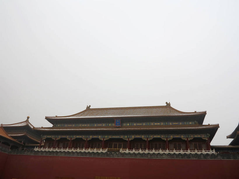 无人,博物馆,故宫,宫殿,栏杆,横图,室外,白天,仰视,旅游,度假,名胜古迹,雪,大雪,标志建筑,地标,建筑,雕塑,北京,中国,亚洲,一块,一排,许多,吊挂,悬挂,研究,遗迹,艺术,整齐,装饰,标志,雕刻,牌匾,瓦片,文字,柱子,字符,墙,屋檐,正门,积雪,乌云,雪景,云,阴天,云朵,冬季,冬天,围栏,首都,很多,教育,挂,云彩,古迹,文化,文物,娱乐,标识,建设,古建筑,午门,护栏,檐,墙壁,墙面,排列,天空,工艺品,紫禁城,天,享受,休闲,汉字,旅游胜地,放松,寒冷,纪念,展览,美术,宫廷,昏暗,阴沉,队列,欣赏,中文,主题,陈列,古文明,东亚,中华人民共和国,东城区,北京市,京,北平,华北地区,功能,美学,严寒,国文,华文,王宫,典藏,彩图,低角度拍摄,故宫博物院,皇宫,北京紫禁城,北京故宫,飞檐,东城,shslj1