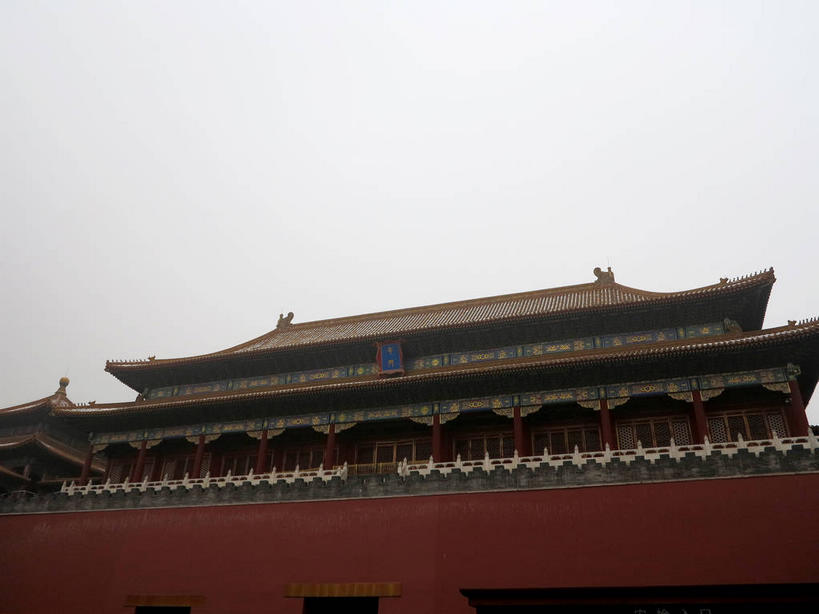 无人,博物馆,故宫,宫殿,栏杆,横图,室外,白天,仰视,旅游,度假,名胜古迹,雪,大雪,标志建筑,地标,建筑,雕塑,北京,中国,亚洲,一块,一排,许多,吊挂,悬挂,研究,遗迹,艺术,整齐,装饰,标志,雕刻,牌匾,瓦片,文字,柱子,字符,墙,屋檐,正门,积雪,乌云,雪景,云,阴天,云朵,冬季,冬天,围栏,首都,很多,教育,挂,云彩,古迹,文化,文物,娱乐,标识,建设,古建筑,午门,护栏,檐,墙壁,墙面,排列,天空,工艺品,紫禁城,天,享受,休闲,汉字,旅游胜地,放松,寒冷,纪念,展览,美术,宫廷,昏暗,阴沉,队列,欣赏,中文,主题,陈列,古文明,东亚,中华人民共和国,东城区,北京市,京,北平,华北地区,功能,美学,严寒,国文,华文,王宫,典藏,彩图,低角度拍摄,故宫博物院,皇宫,北京紫禁城,北京故宫,飞檐,东城,shslj1