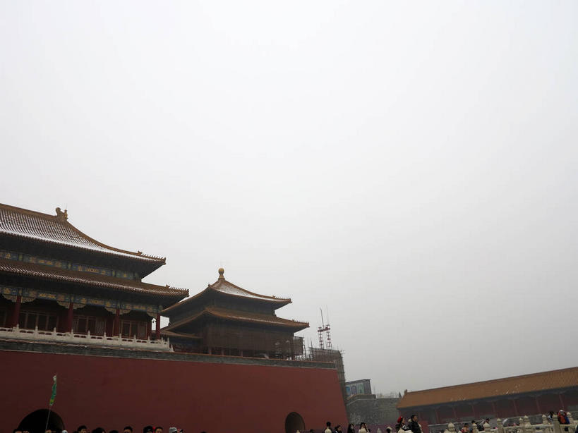 东方人,故宫,宫殿,栏杆,走,横图,室外,白天,仰视,旅游,度假,名胜古迹,雪,雾,大雪,标志建筑,地标,建筑,北京,中国,亚洲,行人,游客,游人,服装,朦胧,模糊,遗迹,扶手,瓦片,柱子,墙,屋檐,积雪,乌云,雪景,云,阴天,云朵,冬季,冬天,首都,许多人,云彩,注视,休闲装,黄种人,古迹,文物,娱乐,建设,古建筑,护栏,檐,路人,旅客,墙壁,墙面,衣服,天空,紫禁城,天,观察,看,一群人,享受,休闲,休闲服,旅游胜地,放松,寒冷,服饰,观看,迷雾,察看,宫廷,昏暗,权利,阴沉,关注,古文明,东亚,中华人民共和国,北京市,京,北平,华北地区,严寒,北京故宫博物院,王宫,太和殿,过客,男人,男性,年轻男性,年轻女性,女人,女性,中年男性,中年女性,亚洲人,大雾,步行,散步,走路,半身,彩图,低角度拍摄,皇宫,奉天殿,飞檐,shslj1