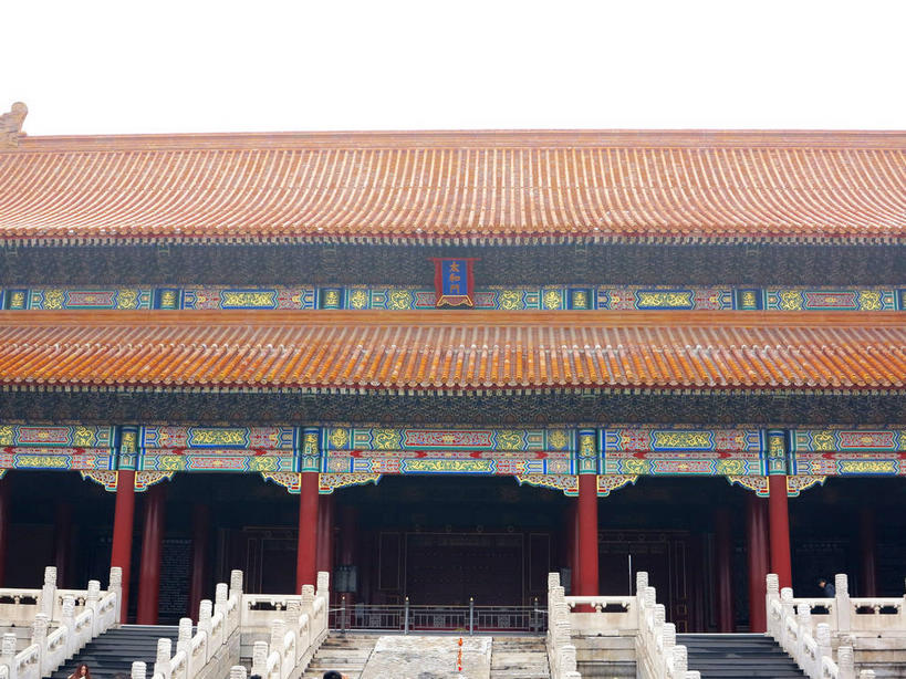 无人,故宫,宫殿,栏杆,横图,室外,白天,仰视,旅游,度假,绘画,名胜古迹,雪,雾,大雪,楼梯,标志建筑,地标,建筑,雕塑,北京,中国,亚洲,一块,吊挂,悬挂,朦胧,模糊,遗迹,艺术,装饰,标志,雕刻,扶手,牌匾,瓦片,文字,柱子,字符,阶梯,墙,屋檐,积雪,乌云,雪景,云,阴天,云朵,冬季,冬天,首都,挂,云彩,古迹,文化,文物,娱乐,标识,建设,古建筑,护栏,檐,壁画,墙壁,墙面,台阶,天空,工艺品,紫禁城,天,享受,休闲,汉字,旅游胜地,放松,寒冷,纪念,华丽,修饰,美术,点缀,迷雾,宫廷,昏暗,权利,阴沉,中文,主题,陈列,古文明,东亚,中华人民共和国,北京市,京,北平,华北地区,功能,美学,衬托,美观,雅致,雅观,严寒,国文,华文,北京故宫博物院,王宫,太和殿,大雾,画画,彩图,低角度拍摄,皇宫,奉天殿,飞檐,shslj1