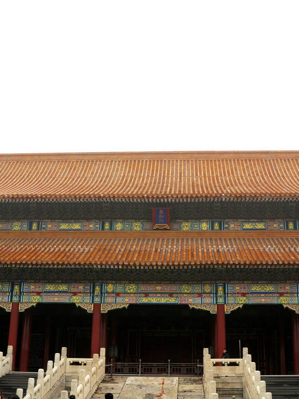 无人,故宫,宫殿,栏杆,竖图,室外,白天,仰视,旅游,度假,绘画,名胜古迹,雪,雾,大雪,楼梯,标志建筑,地标,建筑,雕塑,北京,中国,亚洲,一块,吊挂,悬挂,朦胧,模糊,遗迹,艺术,装饰,标志,雕刻,扶手,牌匾,瓦片,文字,柱子,字符,阶梯,墙,屋檐,积雪,乌云,雪景,云,阴天,云朵,冬季,冬天,首都,挂,云彩,古迹,文化,文物,娱乐,标识,建设,古建筑,护栏,檐,壁画,墙壁,墙面,台阶,天空,工艺品,紫禁城,天,享受,休闲,汉字,旅游胜地,放松,寒冷,纪念,华丽,修饰,美术,点缀,迷雾,宫廷,昏暗,权利,阴沉,中文,主题,陈列,古文明,东亚,中华人民共和国,北京市,京,北平,华北地区,功能,美学,衬托,美观,雅致,雅观,严寒,国文,华文,北京故宫博物院,王宫,太和殿,大雾,画画,彩图,低角度拍摄,皇宫,奉天殿,飞檐,shslj1