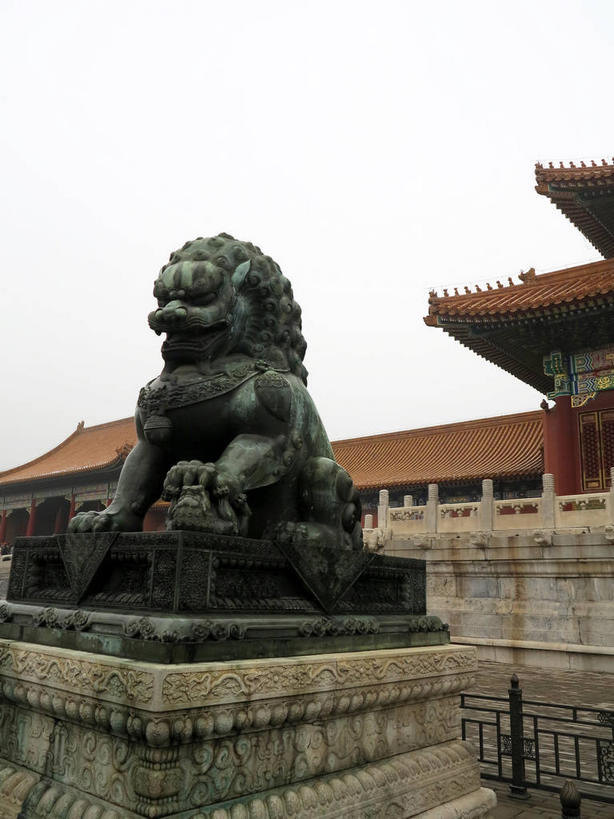 无人,故宫,宫殿,栏杆,竖图,室外,白天,正面,旅游,度假,绘画,名胜古迹,雾,楼梯,标志建筑,地标,建筑,哺乳动物,野生动物,狮子,雕塑,北京,中国,亚洲,一块,吊挂,悬挂,辟邪,朦胧,模糊,遗迹,艺术,装饰,雕刻,雕像,扶手,瓦片,柱子,阶梯,墙,屋檐,乌云,云,阴天,云朵,首都,挂,云彩,古迹,文化,文物,娱乐,建设,古建筑,护栏,石雕,檐,壁画,墙壁,墙面,台阶,一只,天空,动物,工艺品,石狮,紫禁城,天,祈祷,享受,休闲,健康,旅游胜地,放松,许愿,纪念,华丽,修饰,祈求,美术,点缀,迷雾,宫廷,昏暗,权利,阴沉,主题,凶猛,陈列,古文明,东亚,中华人民共和国,北京市,京,北平,华北地区,功能,美学,衬托,美观,雅致,雅观,驱邪,祛邪,避邪,北京故宫博物院,王宫,守护神,太和殿,残暴,平安,凶残,大雾,画画,彩图,皇宫,奉天殿,飞檐,shslj1
