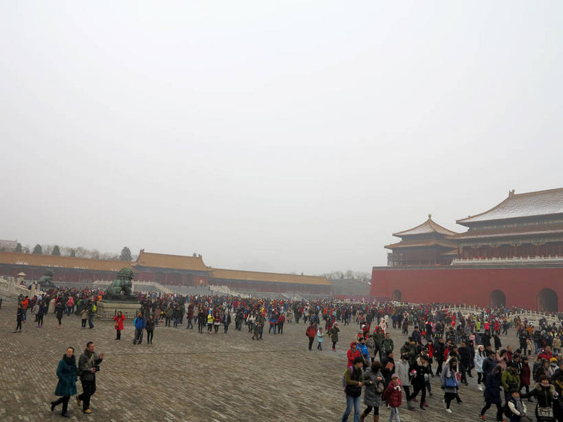东方人,故宫,宫殿,栏杆,走,横图,室外,白天,正面,旅游,度假,名胜古迹,雪,雾,大雪,楼梯,标志建筑,地标,建筑,北京,中国,亚洲,行人,游客,游人,服装,朦胧,模糊,遗迹,扶手,瓦片,柱子,阶梯,墙,屋檐,积雪,乌云,雪景,云,阴天,云朵,冬季,冬天,首都,许多人,云彩,注视,休闲装,黄种人,古迹,文物,娱乐,建设,古建筑,护栏,檐,路人,旅客,墙壁,墙面,台阶,衣服,天空,紫禁城,天,观察,看,一群人,享受,休闲,休闲服,旅游胜地,放松,寒冷,服饰,观看,迷雾,察看,宫廷,昏暗,权利,阴沉,关注,古文明,东亚,中华人民共和国,北京市,京,北平,华北地区,严寒,北京故宫博物院,王宫,太和殿,过客,男人,男性,年轻男性,年轻女性,女人,女性,中年男性,中年女性,亚洲人,大雾,步行,散步,走路,半身,彩图,皇宫,奉天殿,飞檐,shslj1