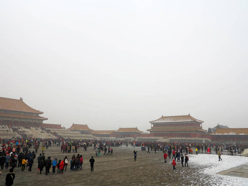 东方人,故宫,宫殿,栏杆,走,横图,室外,白天,正面,旅游,度假,名胜古迹,雪,雾,大雪,楼梯,标志建筑,地标,建筑,北京,中国,亚洲,行人,游客,游人,服装,朦胧,模糊,遗迹,扶手,瓦片,柱子,阶梯,墙,屋檐,积雪,乌云,雪景,云,阴天,云朵,冬季,冬天,首都,许多人,云彩,注视,休闲装,黄种人,古迹,文物,娱乐,建设,古建筑,护栏,檐,路人,旅客,墙壁,墙面,台阶,衣服,天空,紫禁城,天,观察,看,一群人,享受,休闲,休闲服,旅游胜地,放松,寒冷,服饰,观看,迷雾,察看,宫廷,昏暗,权利,阴沉,关注,古文明,东亚,中华人民共和国,北京市,京,北平,华北地区,严寒,北京故宫博物院,王宫,太和殿,过客,男人,男性,年轻男性,年轻女性,女人,女性,中年男性,中年女性,亚洲人,大雾,步行,散步,走路,半身,彩图,皇宫,奉天殿,飞檐,shslj1