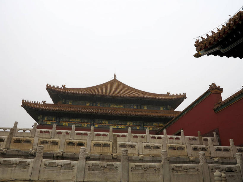无人,博物馆,故宫,宫殿,栏杆,横图,室外,白天,仰视,旅游,度假,名胜古迹,雪,雾,大雪,标志建筑,地标,建筑,北京,中国,亚洲,朦胧,模糊,研究,遗迹,瓦片,墙,屋檐,积雪,乌云,雪景,云,阴天,云朵,冬季,冬天,围栏,首都,教育,云彩,古迹,文物,娱乐,建设,古建筑,护栏,檐,墙壁,墙面,黄色,红色,天空,紫禁城,天,享受,休闲,旅游胜地,放松,寒冷,展览,迷雾,宫廷,昏暗,阴沉,欣赏,陈列,古文明,东亚,中华人民共和国,东城区,北京市,京,北平,华北地区,严寒,王宫,典藏,大雾,彩图,低角度拍摄,故宫博物院,皇宫,北京紫禁城,北京故宫,飞檐,东城,shslj1
