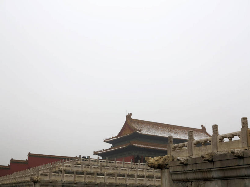无人,博物馆,故宫,宫殿,栏杆,横图,室外,白天,仰视,旅游,度假,名胜古迹,雪,雾,大雪,标志建筑,地标,建筑,北京,中国,亚洲,朦胧,模糊,研究,遗迹,瓦片,墙,屋檐,积雪,乌云,雪景,云,阴天,云朵,冬季,冬天,围栏,首都,教育,云彩,古迹,文物,娱乐,建设,古建筑,护栏,檐,墙壁,墙面,黄色,红色,天空,紫禁城,天,享受,休闲,旅游胜地,放松,寒冷,展览,迷雾,宫廷,昏暗,阴沉,欣赏,陈列,古文明,东亚,中华人民共和国,东城区,北京市,京,北平,华北地区,严寒,王宫,典藏,大雾,彩图,低角度拍摄,故宫博物院,皇宫,北京紫禁城,北京故宫,飞檐,东城,shslj1