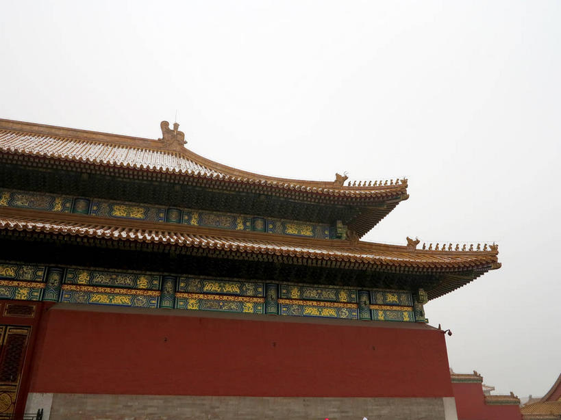 无人,博物馆,故宫,宫殿,栏杆,横图,室外,白天,仰视,旅游,度假,名胜古迹,雪,雾,大雪,标志建筑,地标,建筑,北京,中国,亚洲,朦胧,模糊,研究,遗迹,瓦片,墙,屋檐,积雪,乌云,雪景,云,阴天,云朵,冬季,冬天,围栏,首都,教育,云彩,古迹,文物,娱乐,建设,古建筑,护栏,檐,墙壁,墙面,黄色,红色,天空,紫禁城,天,享受,休闲,旅游胜地,放松,寒冷,展览,迷雾,宫廷,昏暗,阴沉,欣赏,陈列,古文明,东亚,中华人民共和国,东城区,北京市,京,北平,华北地区,严寒,王宫,典藏,大雾,彩图,低角度拍摄,故宫博物院,皇宫,北京紫禁城,北京故宫,飞檐,东城,shslj1