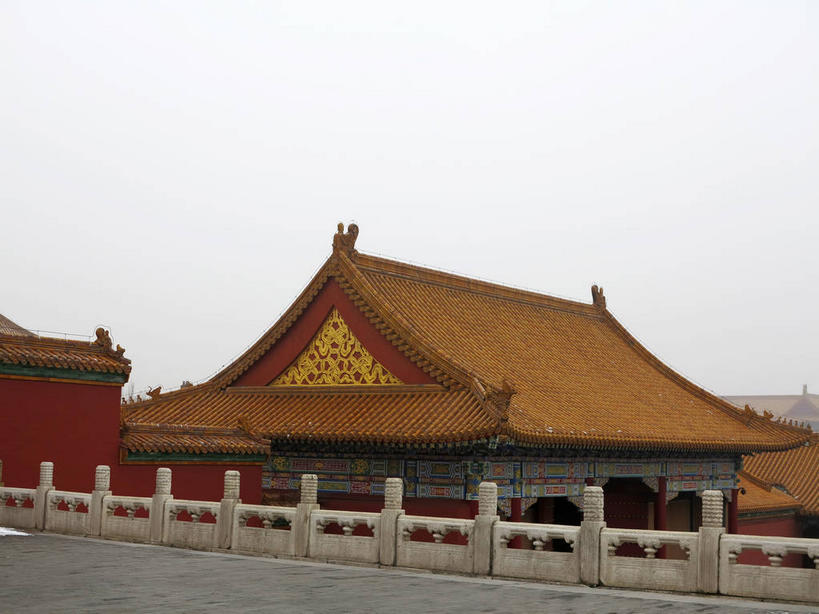 无人,博物馆,故宫,宫殿,栏杆,横图,室外,白天,正面,旅游,度假,名胜古迹,雪,雾,大雪,标志建筑,地标,建筑,北京,中国,亚洲,朦胧,模糊,研究,遗迹,瓦片,墙,屋檐,积雪,乌云,雪景,云,阴天,云朵,冬季,冬天,围栏,首都,教育,云彩,古迹,文物,娱乐,建设,古建筑,护栏,檐,墙壁,墙面,黄色,红色,天空,紫禁城,天,享受,休闲,旅游胜地,放松,寒冷,展览,迷雾,宫廷,昏暗,阴沉,欣赏,陈列,古文明,东亚,中华人民共和国,东城区,北京市,京,北平,华北地区,严寒,王宫,典藏,大雾,彩图,故宫博物院,皇宫,北京紫禁城,北京故宫,飞檐,东城,shslj1