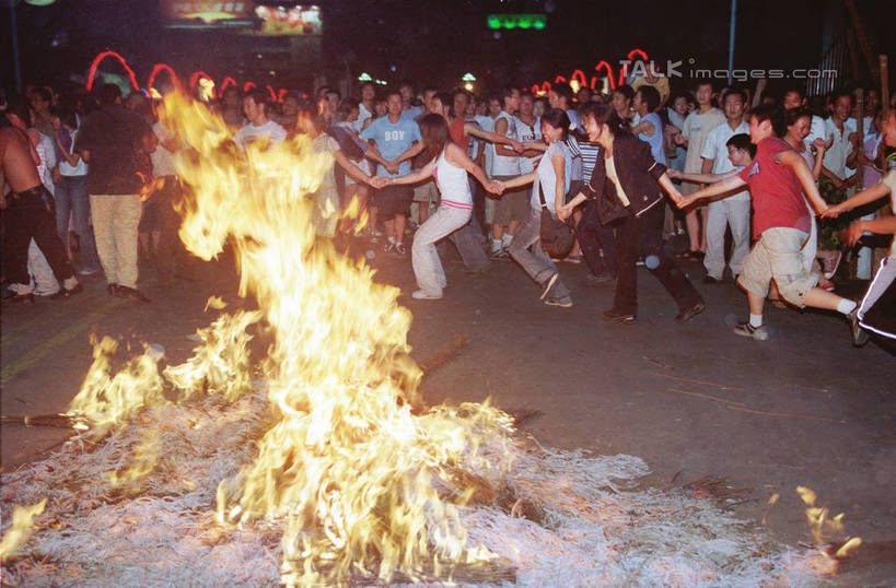 东方人,站,握手,笑,微笑,露齿笑,横图,室外,夜晚,正面,跳舞,热情,火,亚洲,一堆,行人,游客,游人,堆叠,堆积,服装,火焰,木材,许多人,燃烧,注视,休闲装,黄种人,路人,旅客,木柴,衣服,观察,看,站着,一群人,休闲,休闲服,服饰,木料,观看,堆,察看,篝火,关注,舞姿,过客,男人,男性,年轻男性,年轻女性,女人,女性,亚洲人,搀手,拉手,手搀手,手拉手,手牵手,手握手,站立,半身,彩图,舞蹈,营火,shtjw1