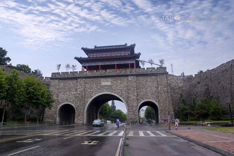 无人,横图,室外,白天,仰视,旅游,度假,名胜古迹,植物,标志建筑,道路,地标,建筑,路,人行横道,公路,长城,南京,中国,亚洲,遗迹,墙,云,云朵,人行道,分界线,停车线,交通,云彩,古迹,文物,娱乐,建设,城墙,古建筑,江苏,墙壁,墙面,树,树木,蓝色,绿色,白云,蓝天,天空,自然,天,享受,休闲,旅游胜地,放松,城楼,生长,晴朗,成长,车行道,车行道分界线,明长城,兴中门,仪凤门,标线,人行横道线,古文明,东亚,车行线,江苏省,南京市,中华人民共和国,华东地区,苏,省会,石头城,晴空,斑马线,马路,彩图,低角度拍摄,南京明城墙,南京城墙,明代长城,边墙,shwf1
