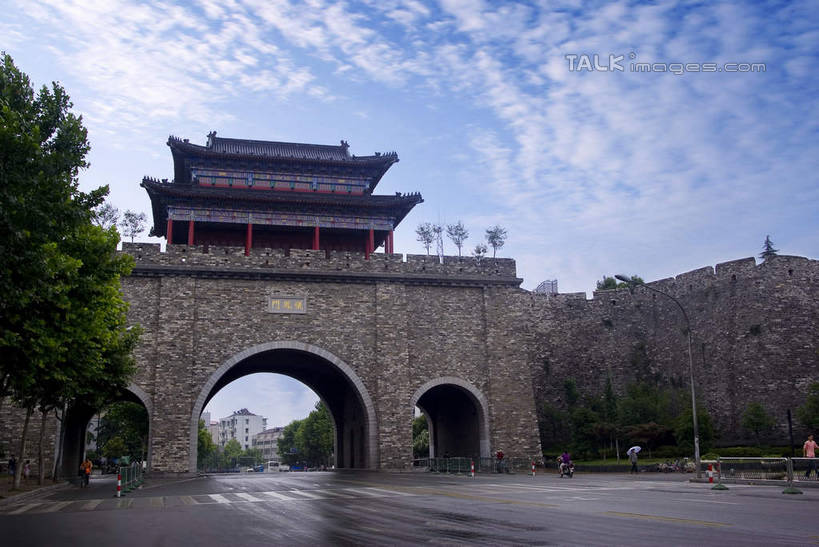 无人,横图,室外,白天,仰视,旅游,度假,名胜古迹,植物,标志建筑,道路,地标,建筑,路,人行横道,公路,长城,南京,中国,亚洲,遗迹,墙,云,云朵,人行道,分界线,停车线,交通,云彩,古迹,文物,娱乐,建设,城墙,古建筑,江苏,墙壁,墙面,树,树木,蓝色,绿色,白云,蓝天,天空,自然,天,享受,休闲,旅游胜地,放松,城楼,生长,晴朗,成长,车行道,车行道分界线,明长城,兴中门,仪凤门,标线,人行横道线,古文明,东亚,车行线,江苏省,南京市,中华人民共和国,华东地区,苏,省会,石头城,晴空,斑马线,马路,彩图,低角度拍摄,南京明城墙,南京城墙,明代长城,边墙,shwf1