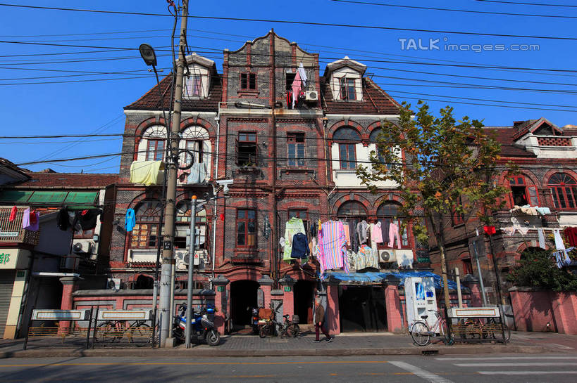 无人,家,横图,室外,白天,仰视,旅游,度假,植物,标志建筑,道路,地标,建筑,路,路灯,人行横道,公路,自行车,照明,上海,中国,亚洲,吊挂,悬挂,阴影,电力,光线,电线,电线杆,线,影子,房屋,屋子,人行道,灯光,电能,交通,挂,线路,娱乐,建设,虹口区,楼房,石库门,住宅,车,脚踏车,灯,树,树木,蓝色,绿色,蓝天,天空,阳光,自然,晾衣绳,绳子,交通工具,天,享受,休闲,旅游胜地,放松,生长,晴朗,成长,电,电源,照亮,申,照明设备,载具,人行横道线,能量,杨浦区,东亚,上海市,万里无云,中华人民共和国,沪,华东地区,晴空,晴空万里,斑马线,马路,彩图,低角度拍摄,房子,shwf1,霍山路