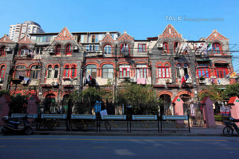 无人,家,横图,室外,白天,仰视,旅游,度假,植物,标志建筑,道路,地标,建筑,路,路灯,人行横道,公路,自行车,照明,上海,中国,亚洲,吊挂,悬挂,阴影,电力,光线,电线,电线杆,线,影子,房屋,屋子,人行道,灯光,电能,交通,挂,线路,娱乐,建设,虹口区,楼房,石库门,住宅,车,脚踏车,灯,树,树木,蓝色,绿色,蓝天,天空,阳光,自然,晾衣绳,绳子,交通工具,天,享受,休闲,旅游胜地,放松,生长,晴朗,成长,电,电源,照亮,申,照明设备,载具,人行横道线,能量,杨浦区,东亚,上海市,万里无云,中华人民共和国,沪,华东地区,晴空,晴空万里,斑马线,马路,彩图,低角度拍摄,房子,shwf1,霍山路