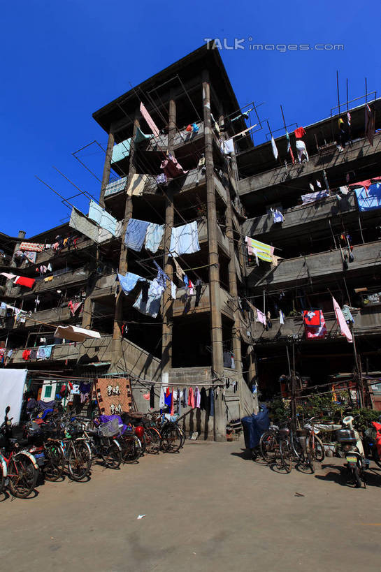 无人,家,竖图,室外,白天,仰视,旅游,度假,标志建筑,道路,地标,建筑,路,公路,自行车,汽车,上海,中国,亚洲,许多,停靠,阴影,服装,光线,影子,房屋,屋子,公寓,床单,交通,很多,娱乐,建设,洋房,楼房,住宅,车,脚踏车,衣服,蓝色,蓝天,天空,阳光,交通工具,轿车,天,享受,休闲,旅游胜地,放松,服饰,晴朗,申,衣着,穿着,停泊,载具,杨浦区,东亚,上海市,隆昌公寓,隆昌路,万里无云,中华人民共和国,沪,华东地区,衣饰,晴空,晴空万里,马路,彩图,低角度拍摄,房子,shwf1