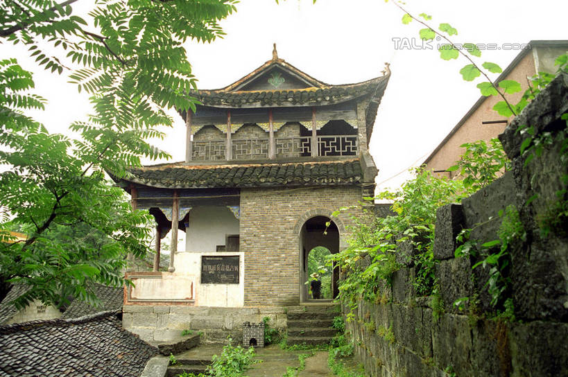 无人,横图,室外,白天,仰视,旅游,度假,石头,名胜古迹,植物,楼梯,标志建筑,地标,建筑,中国,亚洲,阴影,遗迹,光线,凤凰,石子,瓦片,影子,阶梯,墙,屋顶,顶棚,瓦,古迹,文物,娱乐,建设,古建筑,墙壁,墙面,台阶,树,树木,绿色,阳光,自然,享受,休闲,旅游胜地,放松,建造,生长,成长,古文明,东亚,屋瓦,湖南,湖南省,凤凰古城,中华人民共和国,华中地区,湘,凤凰县,石块,彩图,低角度拍摄,shzwj1