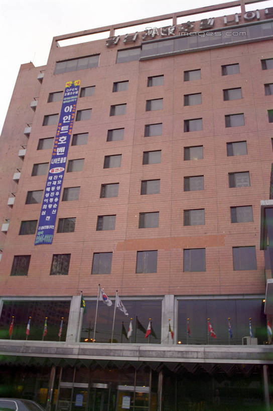 无人,高楼大厦,竖图,室外,白天,仰视,度假,美景,窗户,城市风光,城市,大厦,建筑,摩天大楼,韩国,亚洲,一排,许多,阴影,整齐,并列,并排,光线,影子,墙,景观,很多,娱乐,建设,玻璃窗,墙壁,墙面,排列,蓝色,蓝天,天空,阳光,天,享受,休闲,景色,放松,晴朗,队列,平行,东亚,万里无云,大韩民国,晴空,晴空万里,彩图,低角度拍摄,大楼,高层建筑,高楼,摩天楼,shzwj1