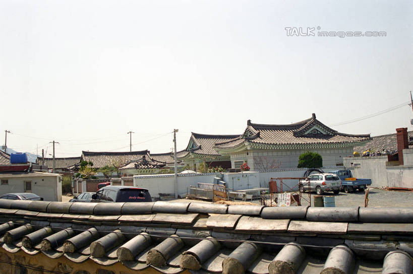 无人,家,横图,室外,白天,正面,度假,美景,城市风光,城市,建筑,路灯,照明,韩国,亚洲,阴影,电力,光线,电线,瓦片,线,影子,房屋,屋顶,屋子,景观,灯光,电能,线路,顶棚,瓦,娱乐,楼房,住宅,灯,蓝色,蓝天,天空,阳光,天,享受,休闲,景色,放松,建造,晴朗,电,电源,电源线,照亮,照明设备,能量,东亚,屋瓦,万里无云,大韩民国,晴空,晴空万里,彩图,房子,shzwj1