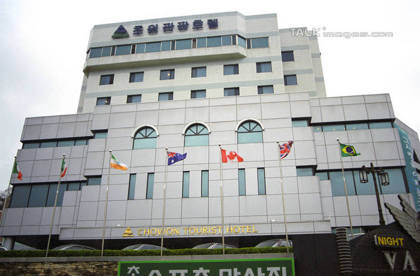 无人,高楼大厦,横图,室外,白天,仰视,度假,办公楼,美景,城市风光,城市,大厦,建筑,摩天大楼,写字楼,旗帜,韩国,亚洲,阴影,光线,标志,文字,影子,字符,景观,娱乐,标识,旗子,蓝色,蓝天,天空,阳光,楼宇,天,享受,休闲,汉字,商务楼,景色,放松,晴朗,中文,东亚,万里无云,国文,华文,旌旗,旗号,大韩民国,晴空,晴空万里,彩图,低角度拍摄,大楼,高层建筑,高楼,摩天楼,shzwj1