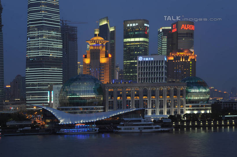 无人,高楼大厦,横图,全景,室外,夜晚,正面,度假,河流,美景,水,天际线,城市风光,标志建筑,城市,大厦,地标,建筑,摩天大楼,上海,中国,亚洲,阴影,光线,图形,影子,河水,景观,水流,建筑群,灯光,几何,娱乐,建设,黄浦江,金茂大厦,浦东,外滩,享受,休闲,球体,景色,放松,环球金融中心,申,数学,柏悦酒店,国际贸易金融中心,合生国际大厦,花旗集团大厦,金融中心,陆家嘴,陆家嘴金融中心,浦东新区,上海环球金融中心,香格里拉酒店,震旦国际大楼,东亚,上海市,中华人民共和国,沪,华东地区,彩图,大楼,高层建筑,高楼,摩天楼,几何图形,立体几何,立体图形,黄埔滩,上海外滩,外黄埔滩,shzxz1