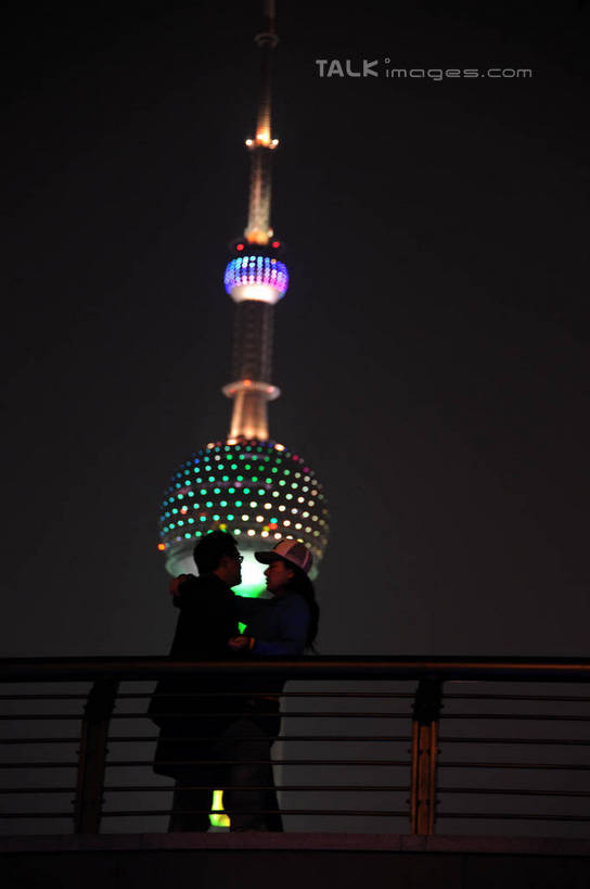 无人,竖图,室外,夜晚,仰视,度假,美景,城市风光,标志建筑,城市,地标,建筑,上海,中国,亚洲,阴影,光线,影子,景观,建筑群,灯光,娱乐,建设,东方明珠,浦东,享受,休闲,景色,放松,申,电视塔,金融中心,陆家嘴,陆家嘴金融贸易区,浦东新区,东亚,东方明珠广播电视塔,东方明珠电视塔,上海市,中华人民共和国,沪,华东地区,彩图,低角度拍摄,东方明珠塔,shzxz1